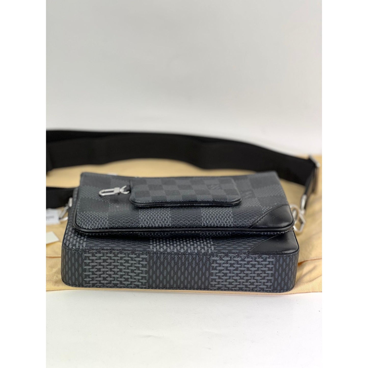 LOUIS VUITTON Trio Messenger Damier Graphite Men's Bag