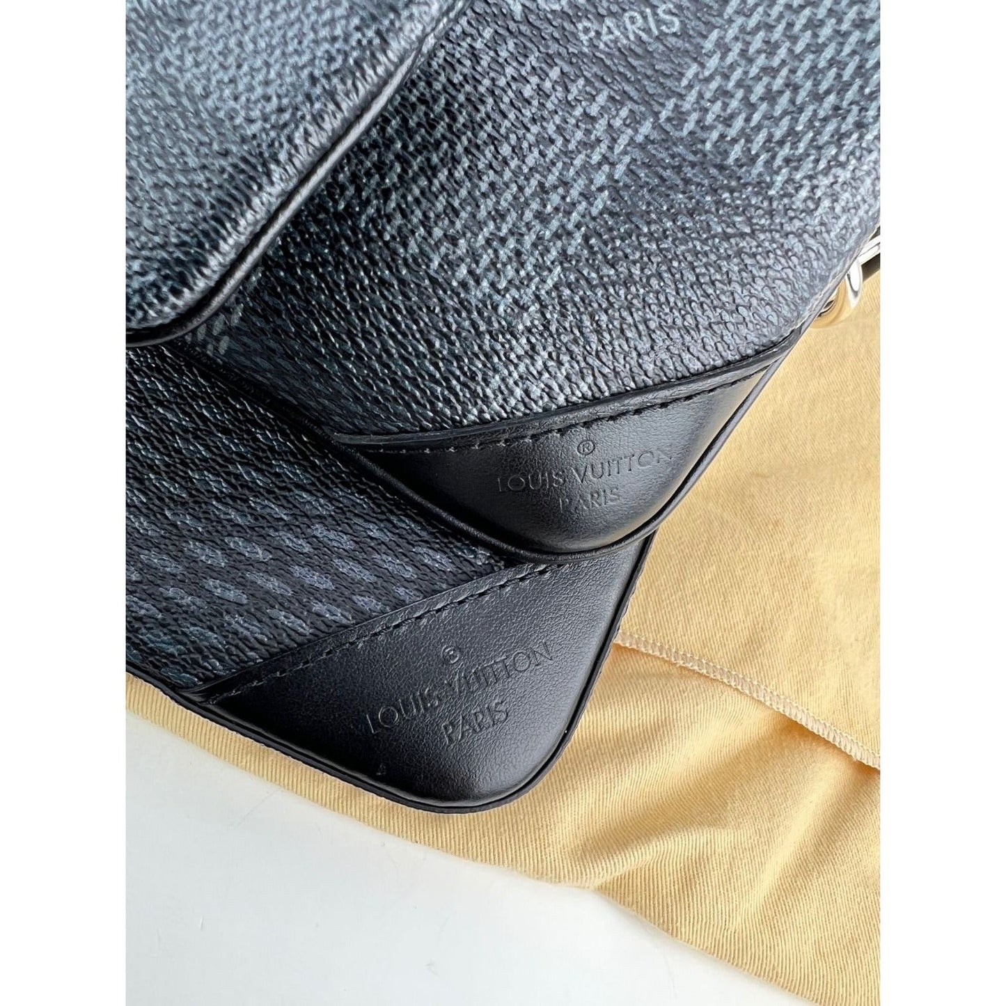 LOUIS VUITTON Trio Messenger Damier Graphite Men's Bag